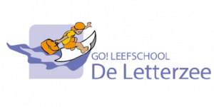 Logo leefschool de Letterzee met tekst, mannetje surft op de golven met een blad papier